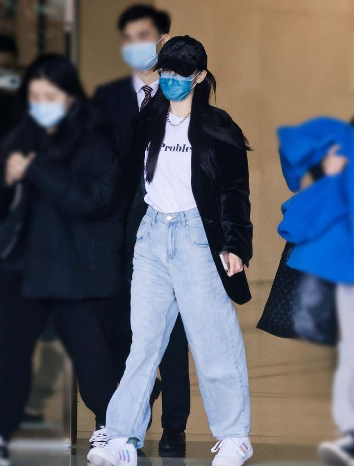 原创迪丽热巴小白鞋意外脱落粉丝故意放大她的脚40鞋码无疑