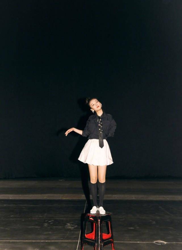 原创吴倩近况首次录综艺看到她穿学生裙的腿围是当妈该有的样子