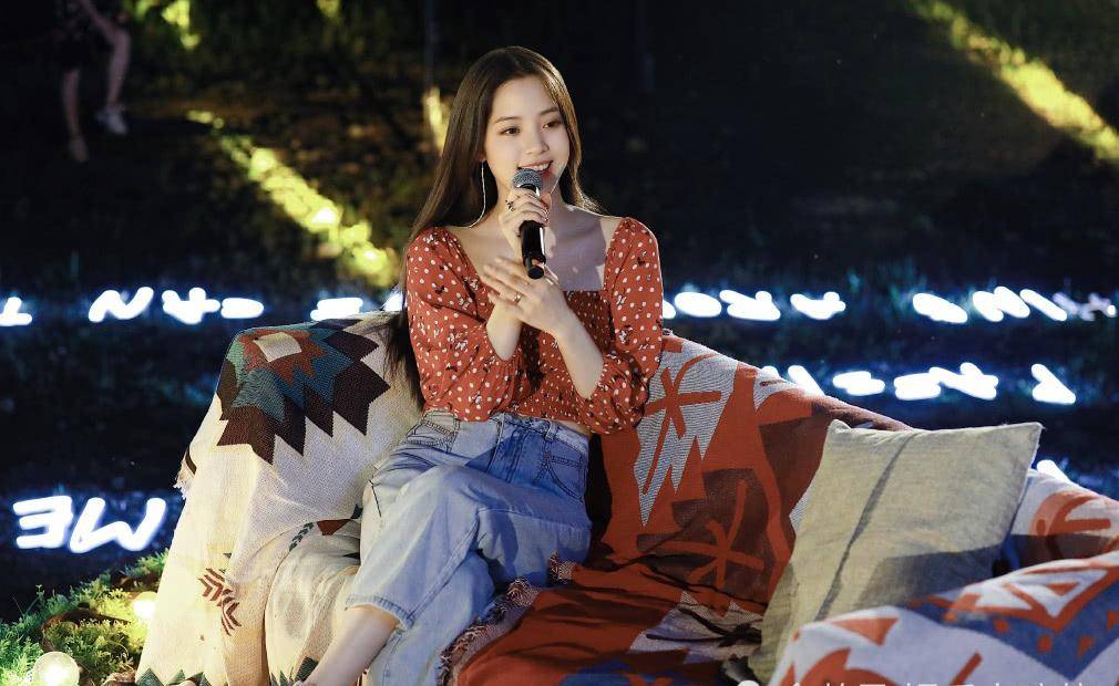 欧阳娜娜长发飘飘太完美,穿红装秀小蛮腰,抱吉他演唱给自己庆生_生日