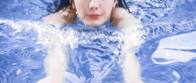 杨幂游泳动图曝光,穿蓝色时尚上演湿身诱惑,犹如出水芙蓉_身材_电影_