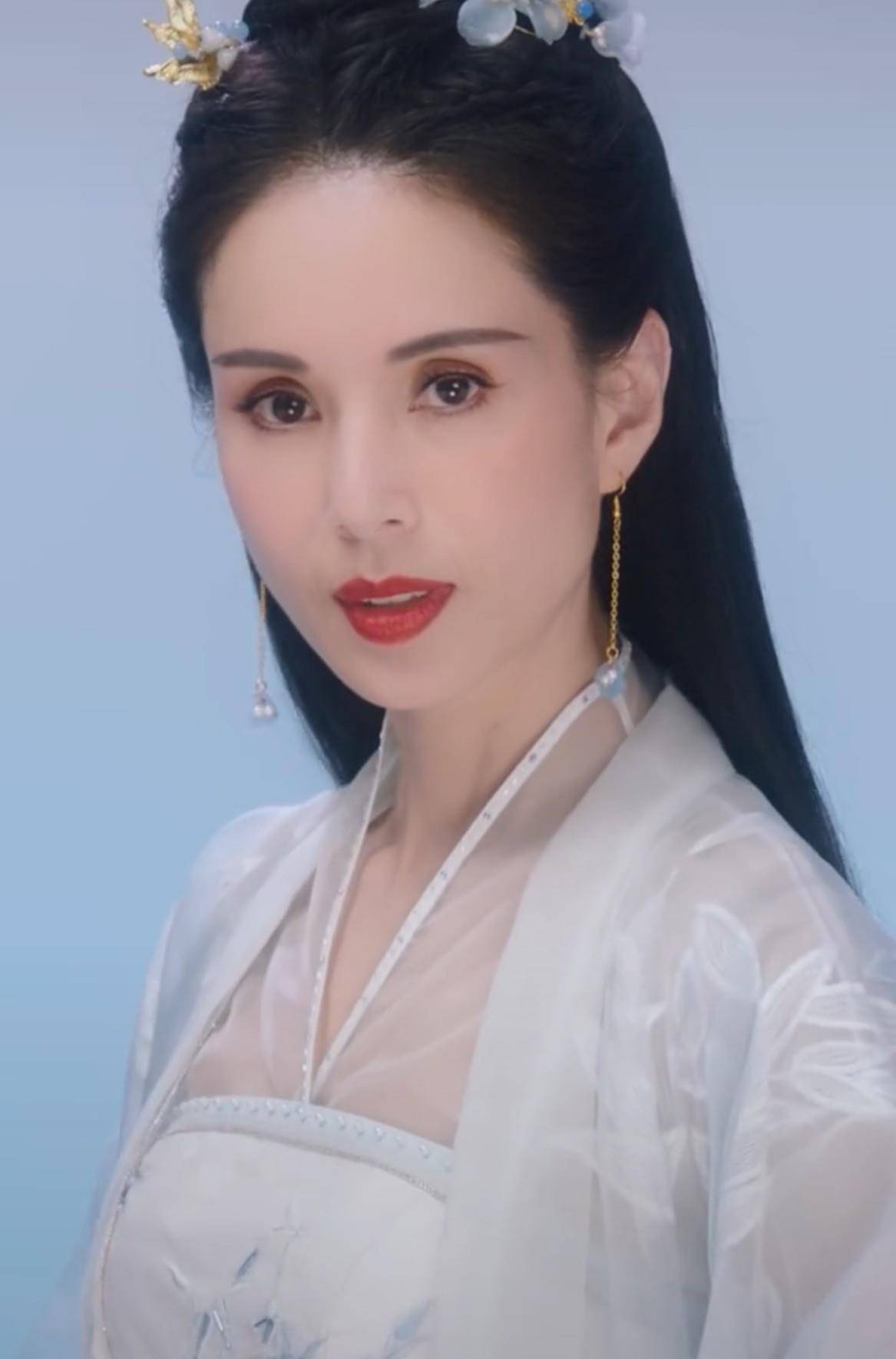 原创54岁李若彤近况曝光晒为河南发声视频数次哽咽含热泪