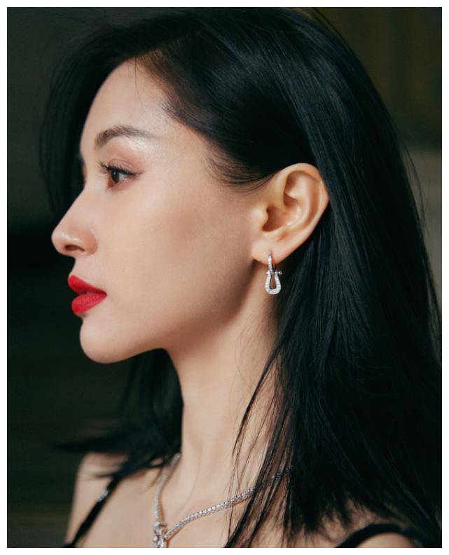 王子文的"红砖鞋"要火了!穿上立显贵妇气场,轻松增高5cm_手机搜狐网