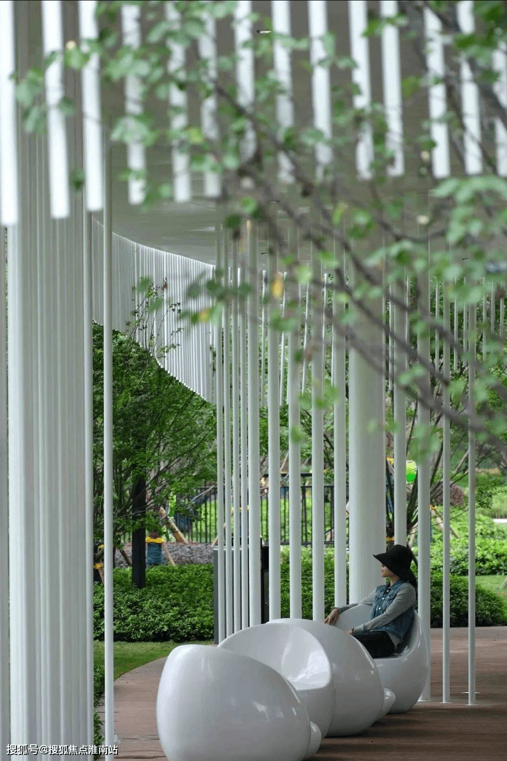 廊架整体以白色调为主,结合水韵的元素进行廊架错落有致的立柱设计,集