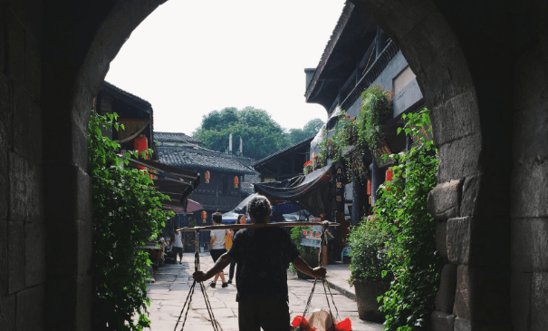 中国一建在悬崖上的古镇，景色优美门票免费，却鲜少有人知晓