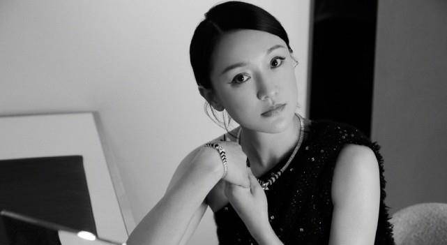 46岁周迅近照曝光,纯素颜眉毛珍稀加滤镜也遮不住老态让人心疼_网友