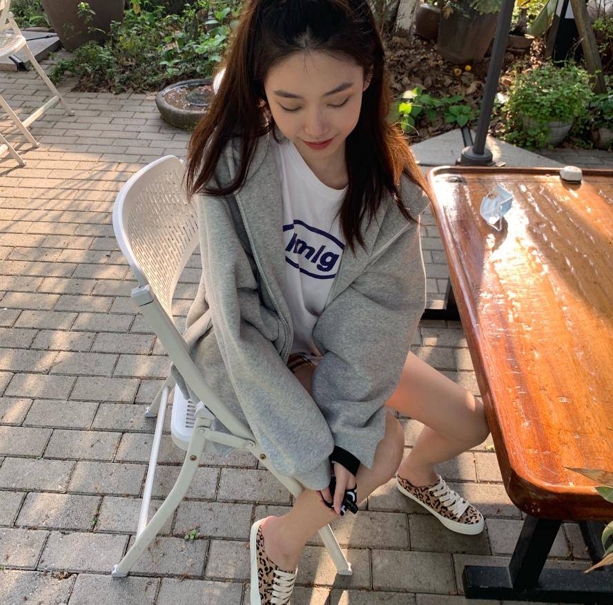 半藏森林近照,阳光下的她清纯可人,难怪王思聪曾说:真不怪刘阳_条件