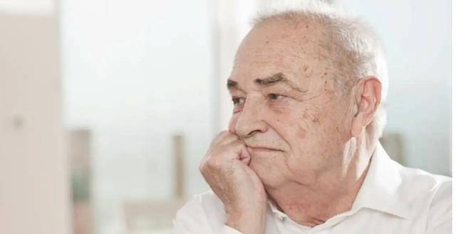 原创             为什么老年人会长老年斑？医生提醒：做好4件事，或可有效改善