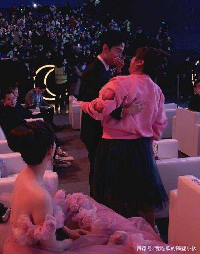 原创贾玲无视杨紫拥抱肖战杨紫凭错位图搭讪贾玲姐我们是朋友了吗