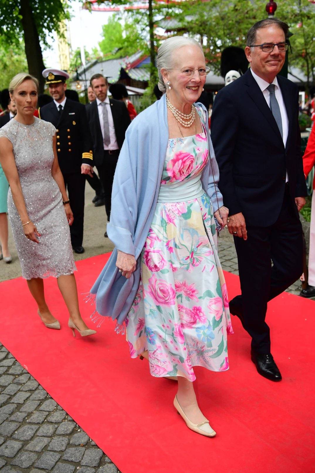 不愧是童话王国81岁丹麦女王坐过山车庆登基50周年童心未泯