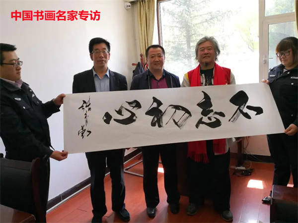 张育勤:挥墨悬空走龙蛇 一笔连接四海情_书法_先生_创作