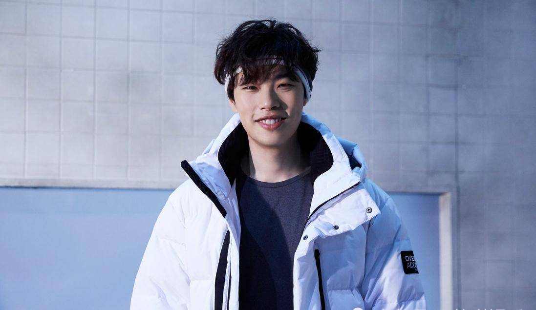 就像在综艺《花样青春》中,1988剧组来到了南非,在异国他乡柳俊烈凭借