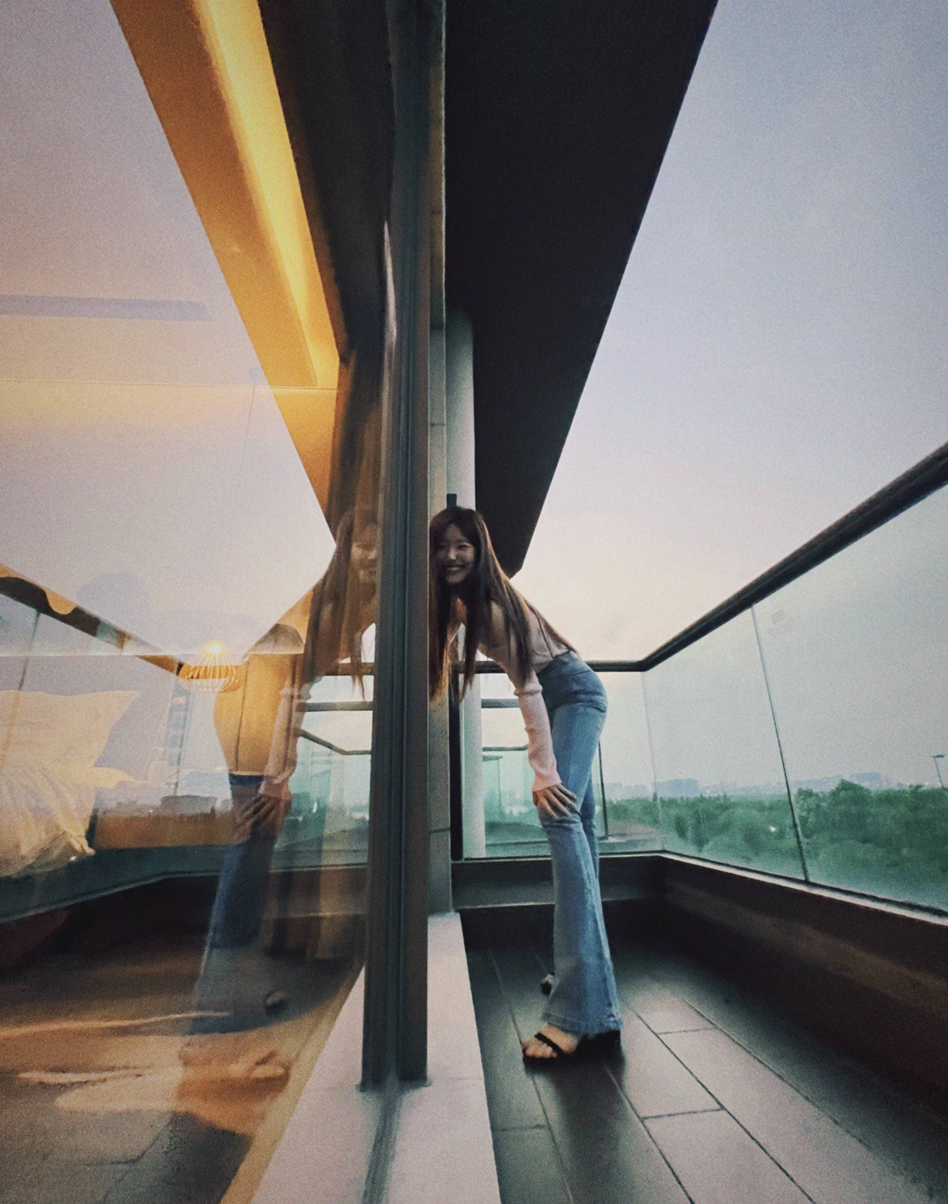 赵露思穿紧身背心身段窈窕 小露香肩气质又纯又欲