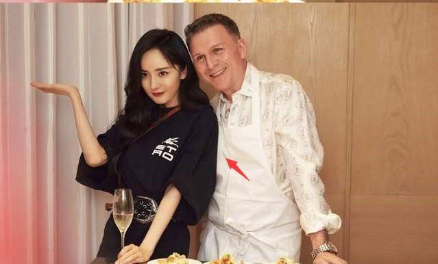 这次杨幂和老总合照,两人依偎地靠在一起,老外则是满脸笑容,心情看