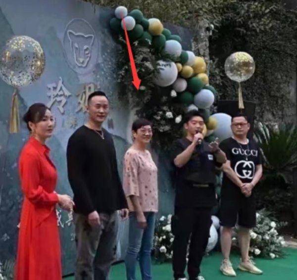 出席剪彩仪式郑凯全程不离苗苗，是不是很甜蜜？