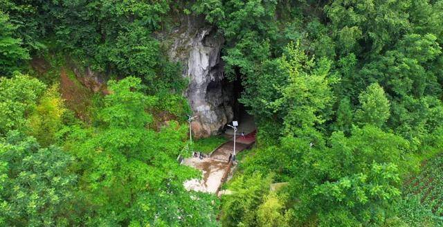 贵州有一个奇特的篮球场，建在一个巨大的山洞里