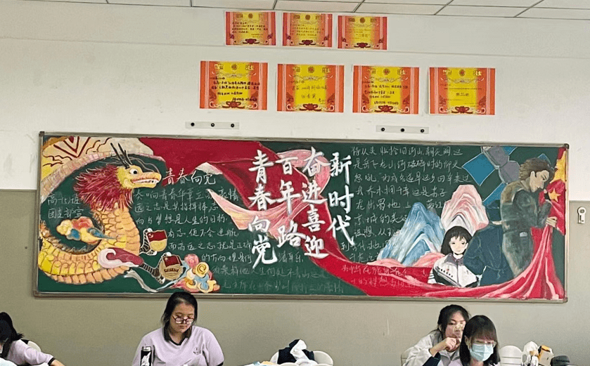 原创高中生满分黑板报火了隔壁班慕名而来老师看完舍不得擦