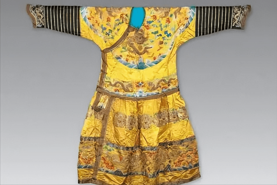 龙袍固伦荣宪作为皇帝的女儿,自然免不了去和亲,当时她远嫁蒙古,她所