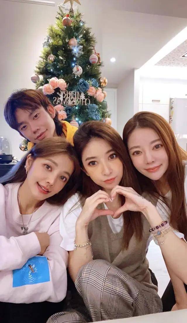 顺便说一下,右边的是她妹妹许维恩,今年43. 这是吃了唐僧肉吧.