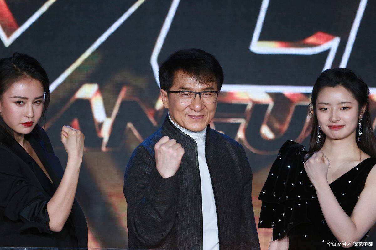 成龙大哥教杨洋打枪,单膝跪地动作超燃,这电影你们期待吗?