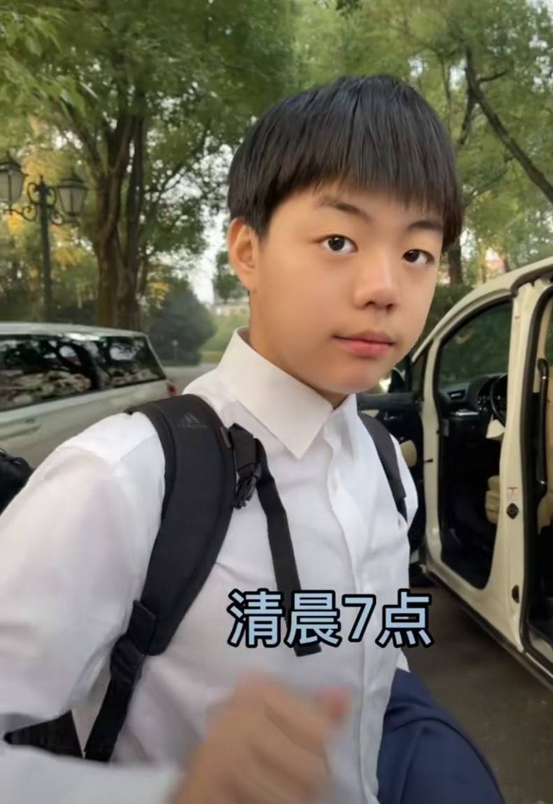 a哥,金遥峻,12岁,一副老成的样子,被网友调侃为:越看越顺眼的女婿!