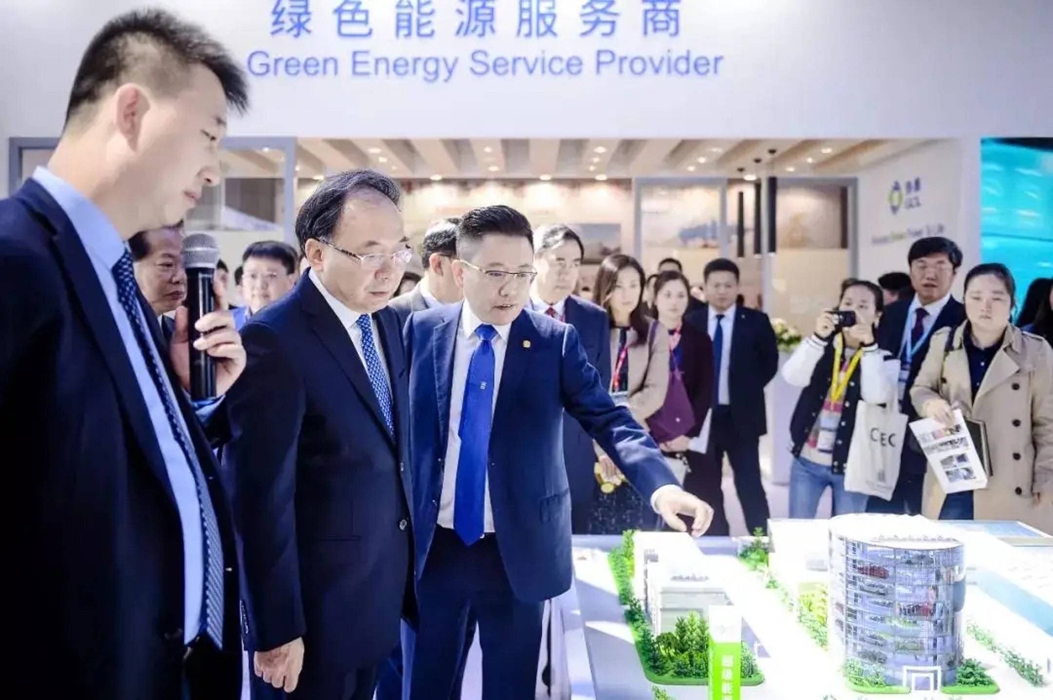 值得一提的是,朱共山,朱钰峰父子及其领导下协鑫集团,在推进企业发展