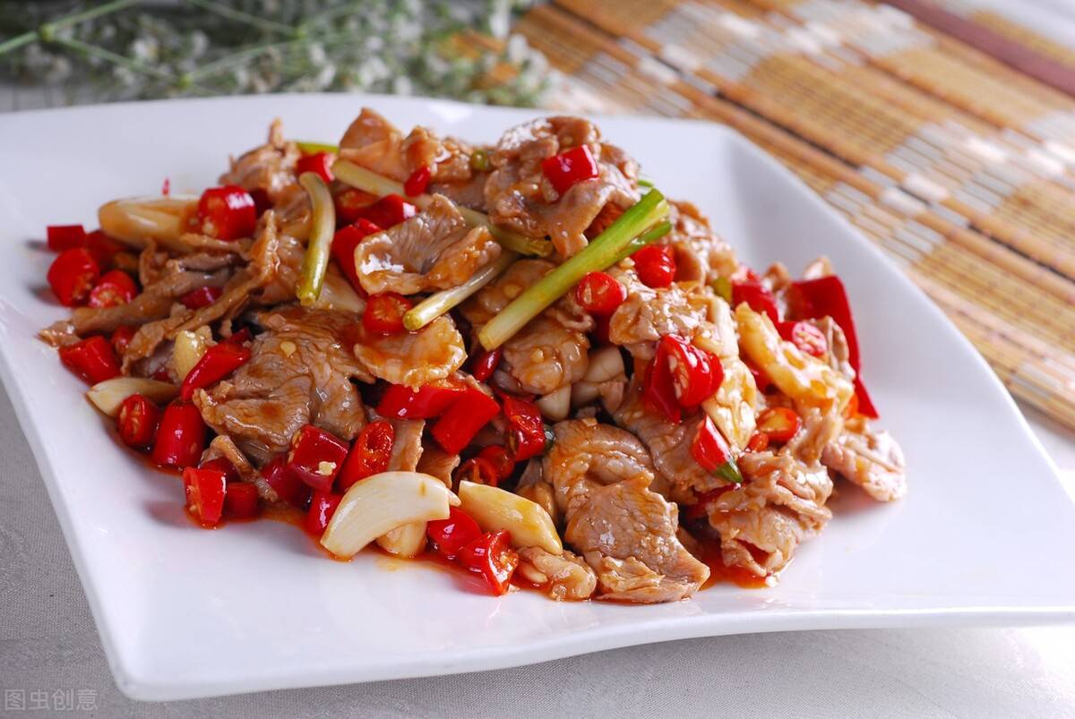 推荐食谱【蒜爆羊肉】食材:羊肉片,葱,生抽,老抽,白糖,料酒,花生油,盐