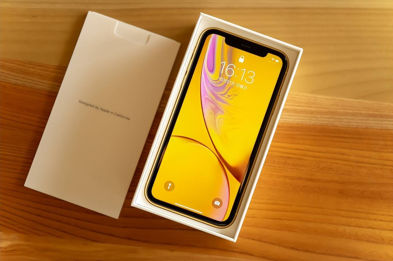 iphone xr 这块屏幕就是当初吐槽最多的大边框屏,被人戏称为"停航母"