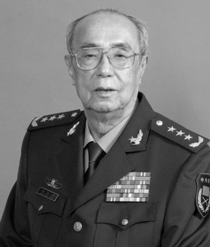 由胞弟杨白冰上将接棒军委秘书长一职,级别与总参谋长迟浩田上将的
