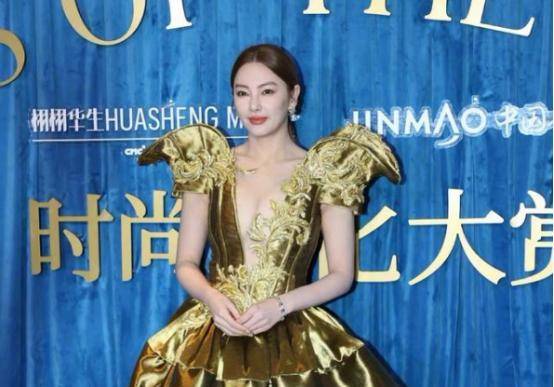 张雨绮穿土豪金礼服参加活动,时尚造型大秀时尚事业线_身材_颜系大