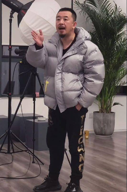 原创海波近况曝光给学生上课有模有样被网友喊话复出拍戏