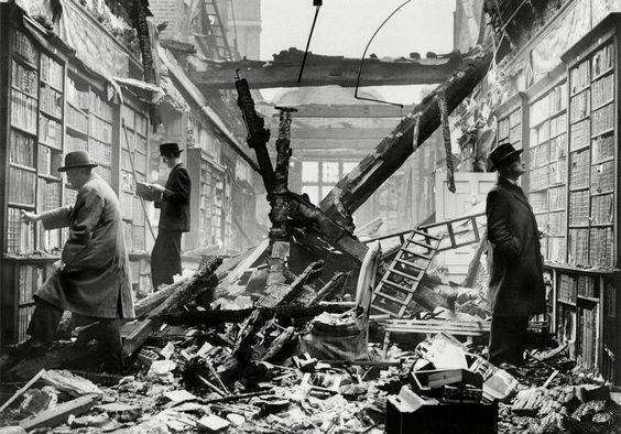 摄影史上有一张经典照片:二战期间,伦敦一座名为荷兰屋的图书馆被