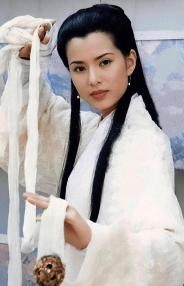 黄衫女子等等,在《神雕侠侣》中实际上小龙女用的金铃索,是白绫上系着