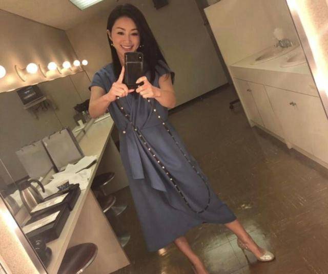 50岁的酒井法子终于换发型allblack穿搭配妹妹头太美了