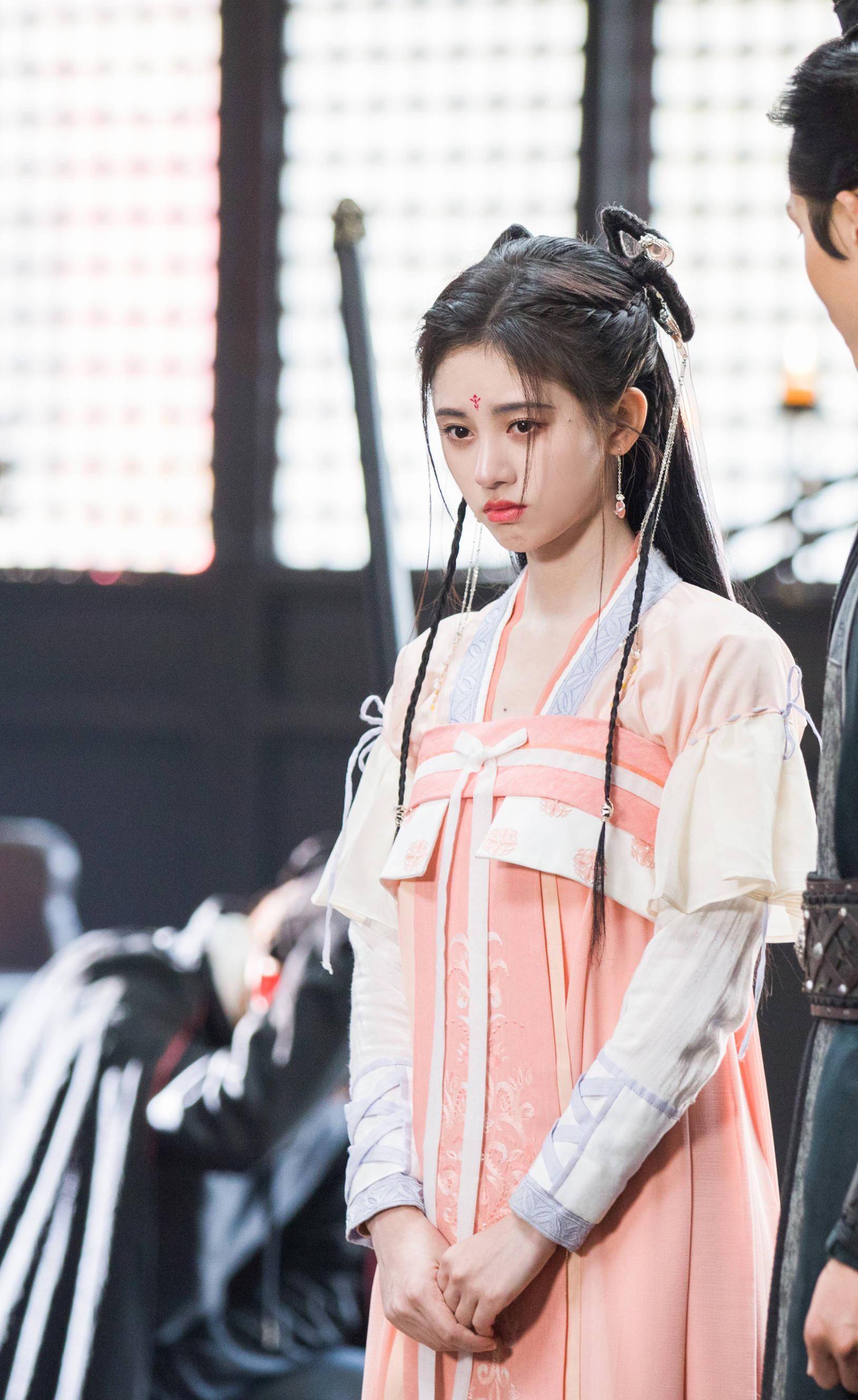 原创鞠婧祎出席花戎开机仪式现场图白色汉服红色点缀好仙