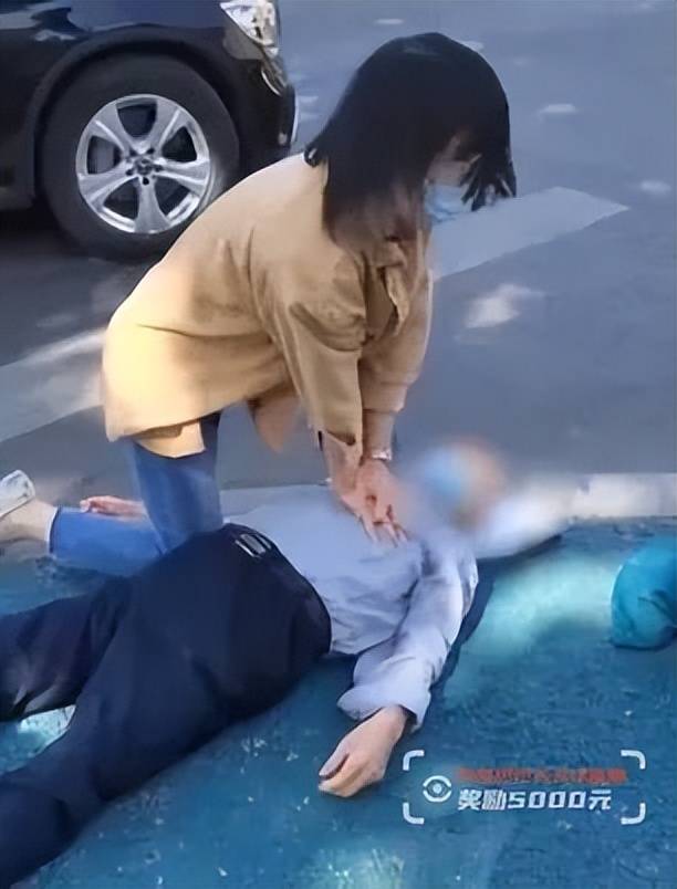老人倒地不醒路过女博士跪地救人张晓斐你真是天使下凡