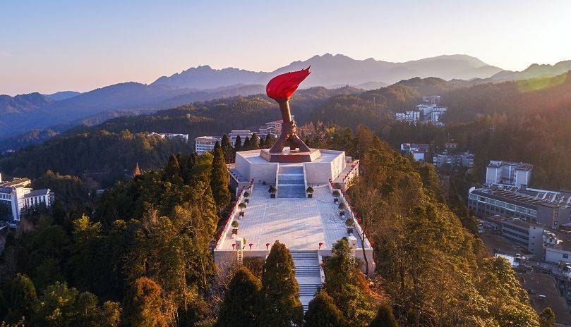 井冈山风景名胜区,井冈山既是一个旅游胜地,亦是一处革命圣地.