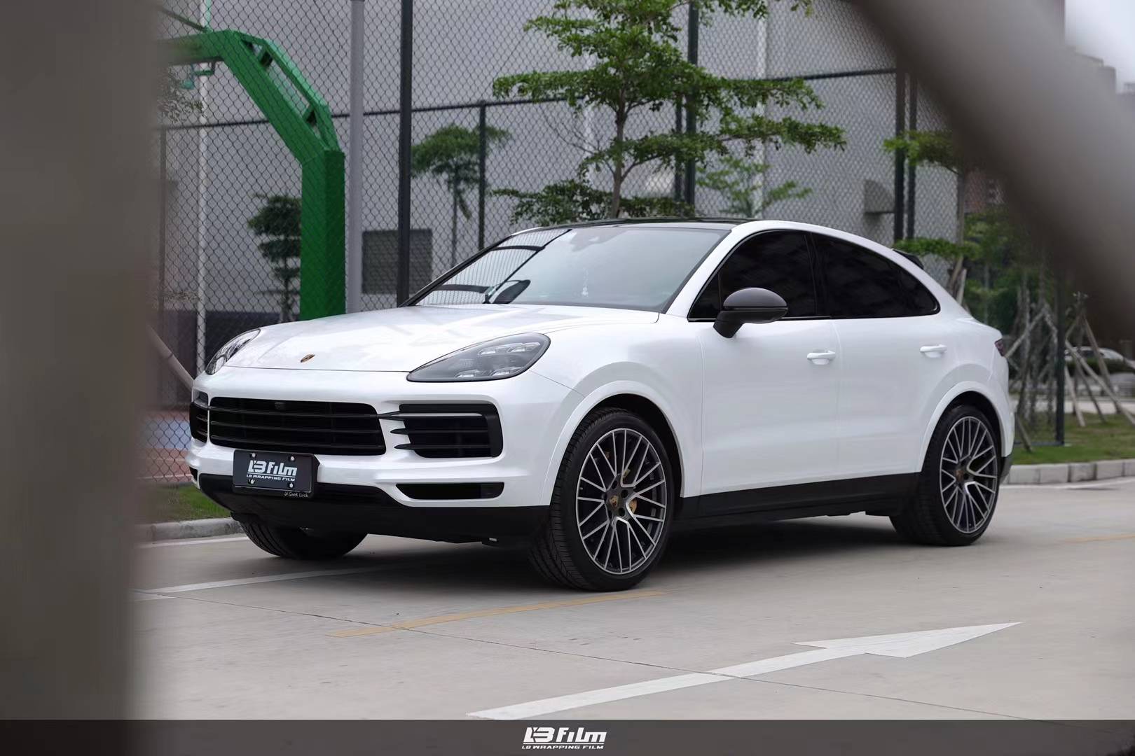 保时捷卡宴lbfilm改色膜超亮金属象牙白