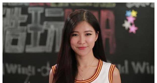 周玲安不仅长得身材火辣,天使般颜值,还是个有着优秀履历的人.
