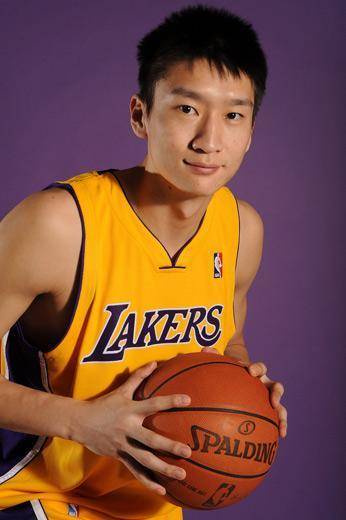 曾经去过nba的赛场,并且还拥有一枚总冠军戒指,令很多篮球巨星都羡慕