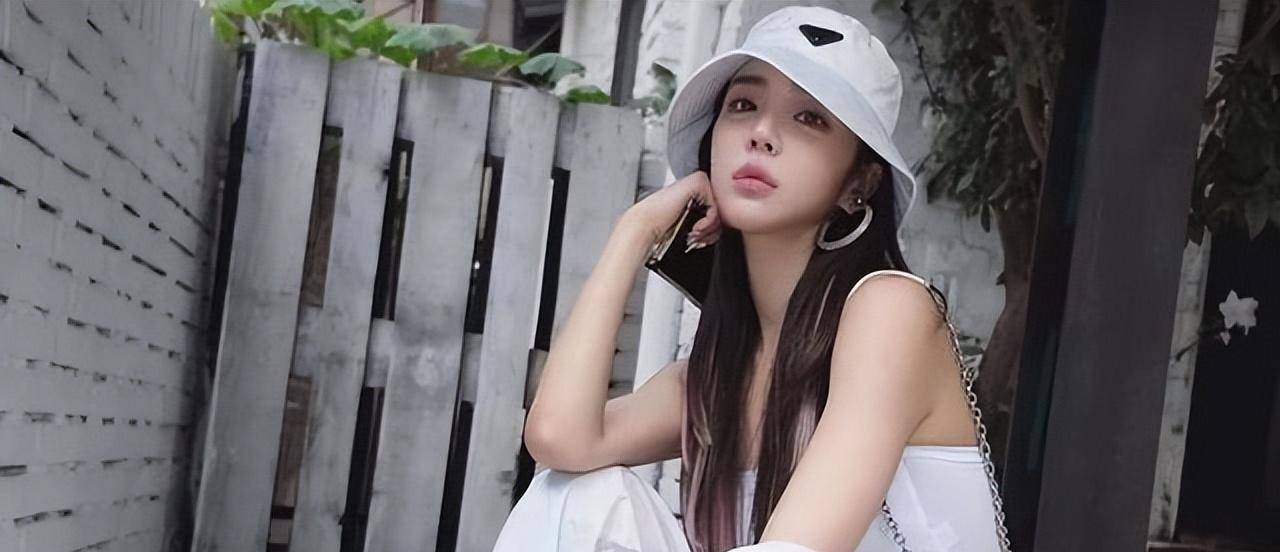 她有着天使面孔,魔鬼身材,号称"韩国健身第一女神"