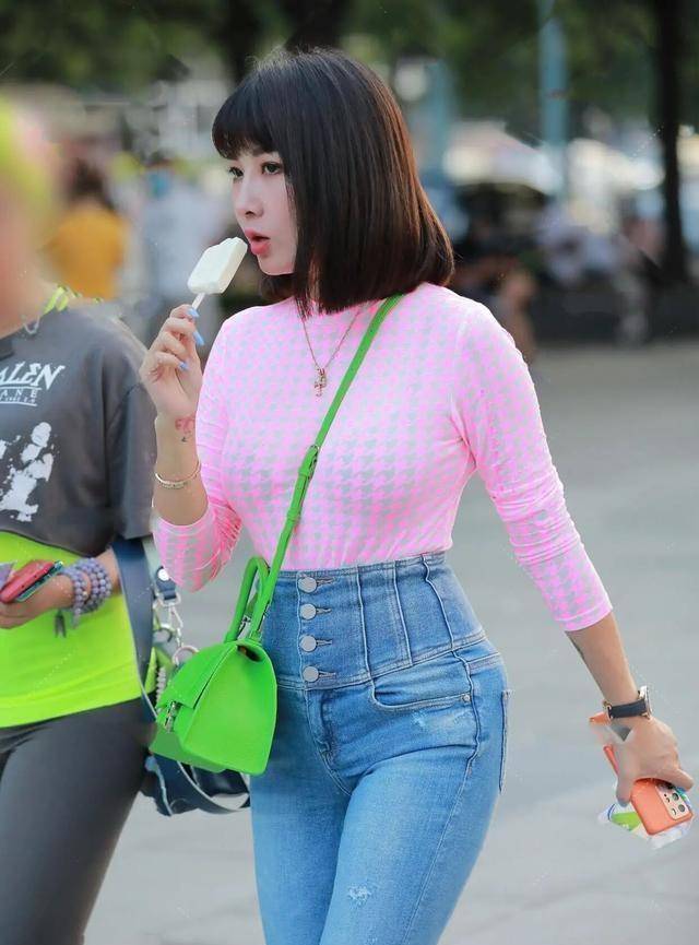 清新活泼的瑜伽裤装扮不乏气质感，穿出女性的成熟韵味，富有活力