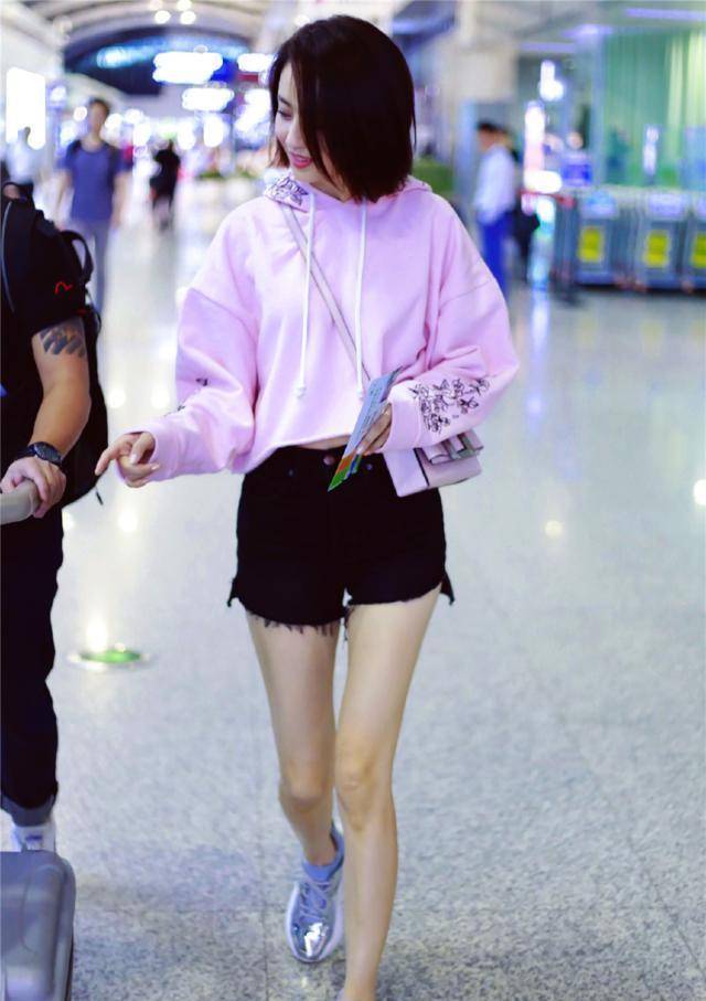 佟丽娅机场用力过猛,穿露腰的连帽衫配超短裤,打扮得像大学生_造型