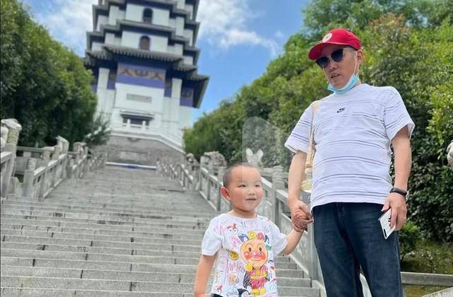 原创尴尬熊磊晒儿子楷楷近况视频走路姿势被嘲像奶奶一样打摆子