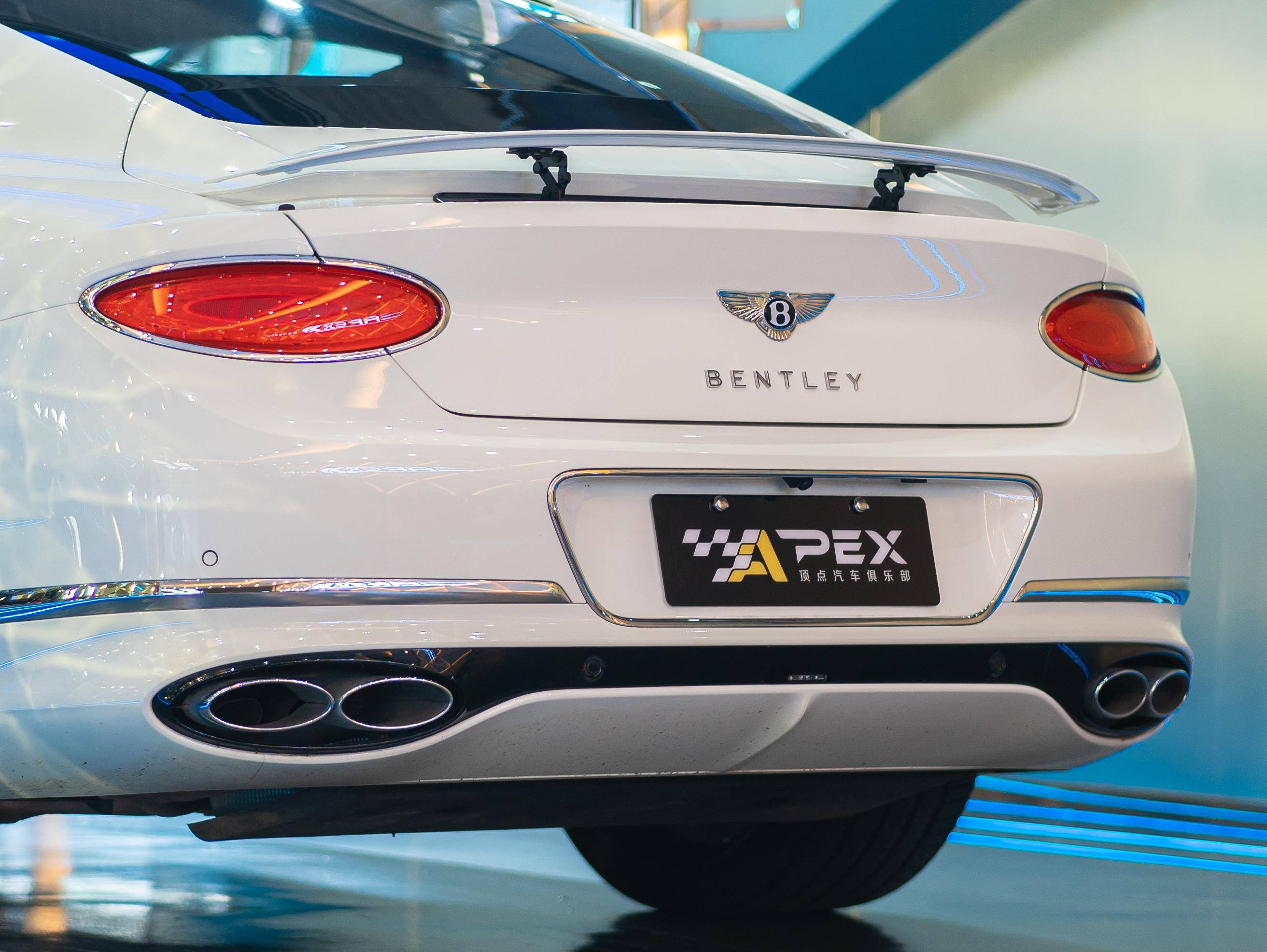 宾利欧陆gt白色红色2020款40tv8