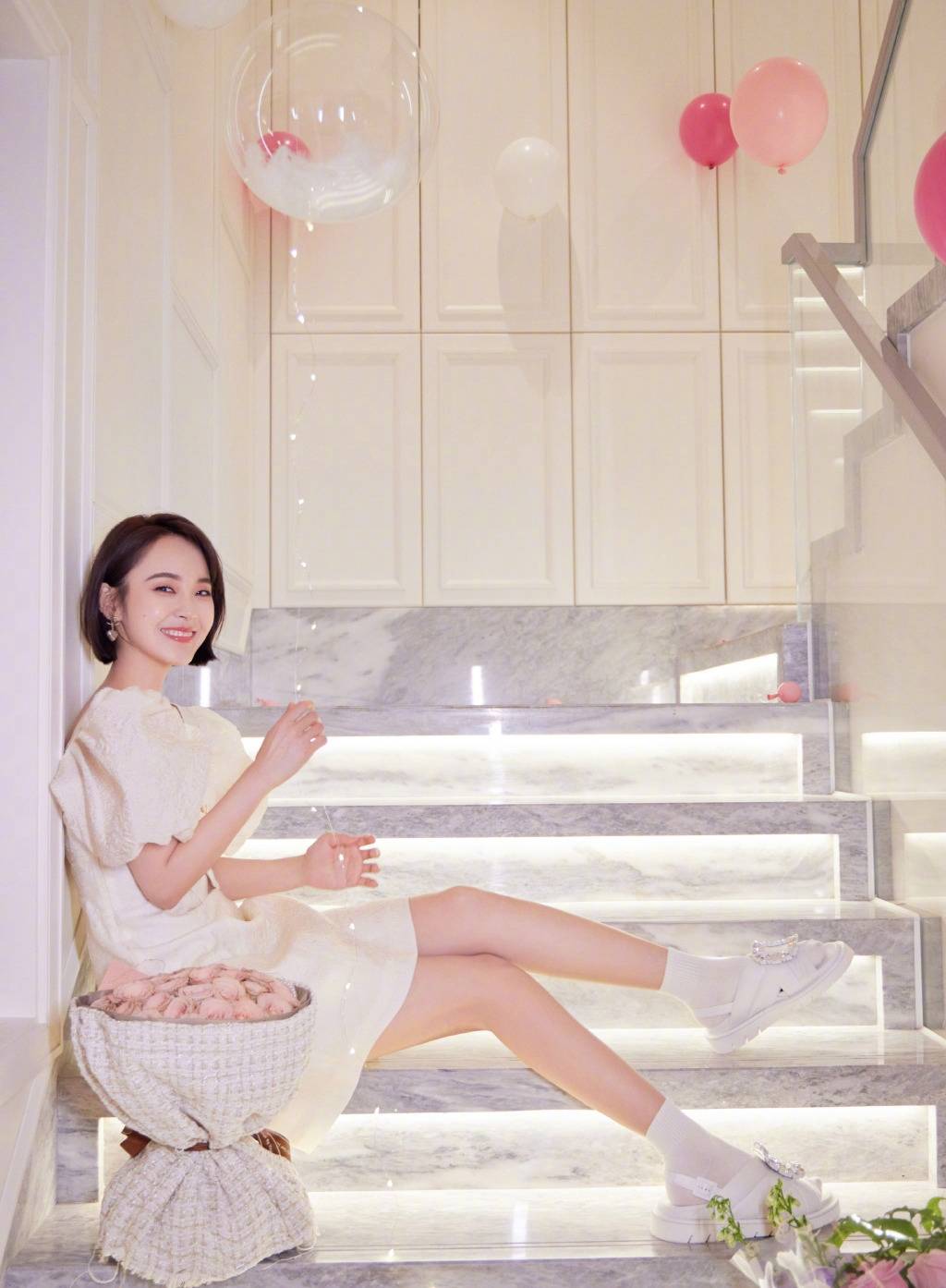 原创张佳宁庆生晒照老板王凯舅舅张晓龙齐送花手拿气球少女感十足