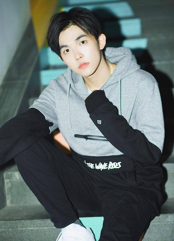 26岁靠张雨绮成功走红,李柄熹人帅身材佳,姐姐终做对