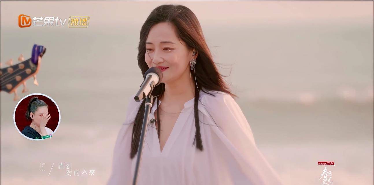 一行人在海滩上漫步,遇上了郭柯宇,听完了两首歌,一首是《直到对的人