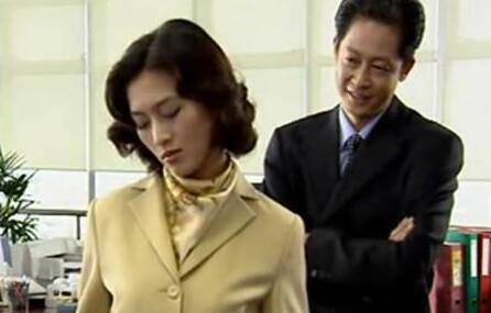 王志文合作《黑冰,剧中饰演时尚妖娆,敢爱敢恨,狠毒又仗义的女毒枭