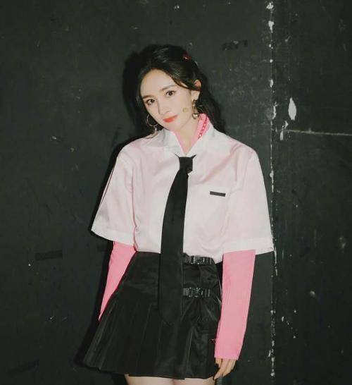 杨幂身穿jk,大秀身材,热辣时尚似18岁少女_事业_黑色_活动