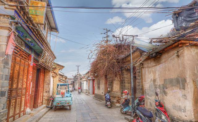 云南旅游被忽略的最美小县城，千年古城不收门票，住宿餐饮很便宜